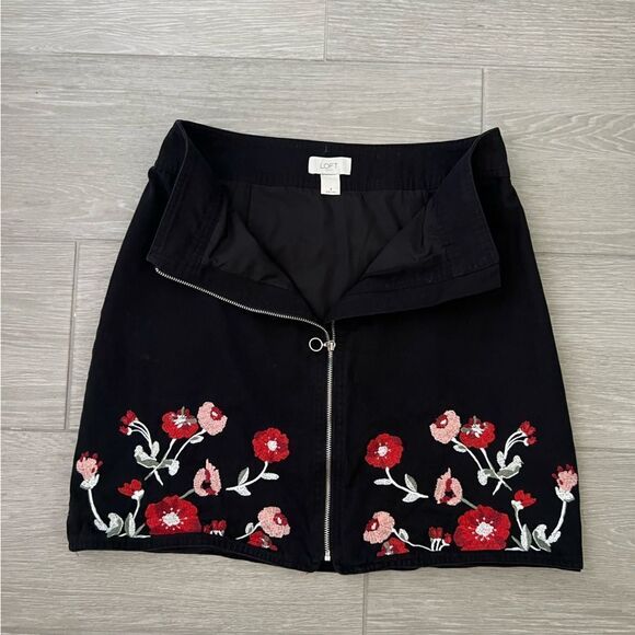 Loft floral embroidered black zipper front denim mini-skirt size 4 - Picture 2 of 7